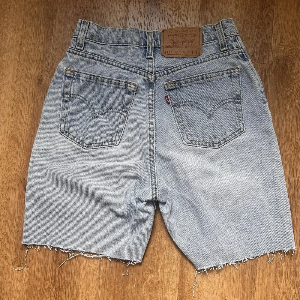 Vintage Women's Levi's 512 Cut-Off Light Wash Denim Shorts‎ Size 7